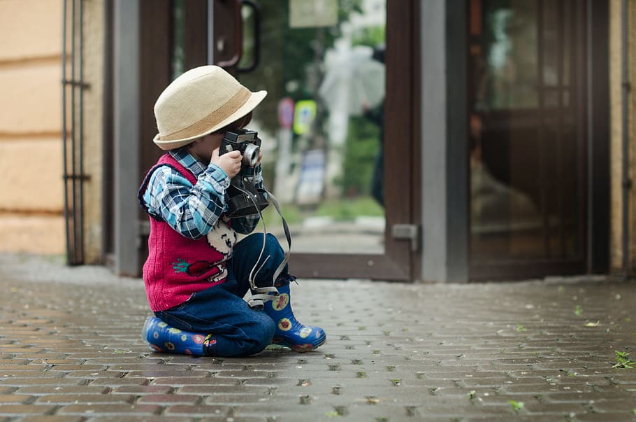 boy in blue dress shirt and dress vest holding camera, hat HD wallpaper
