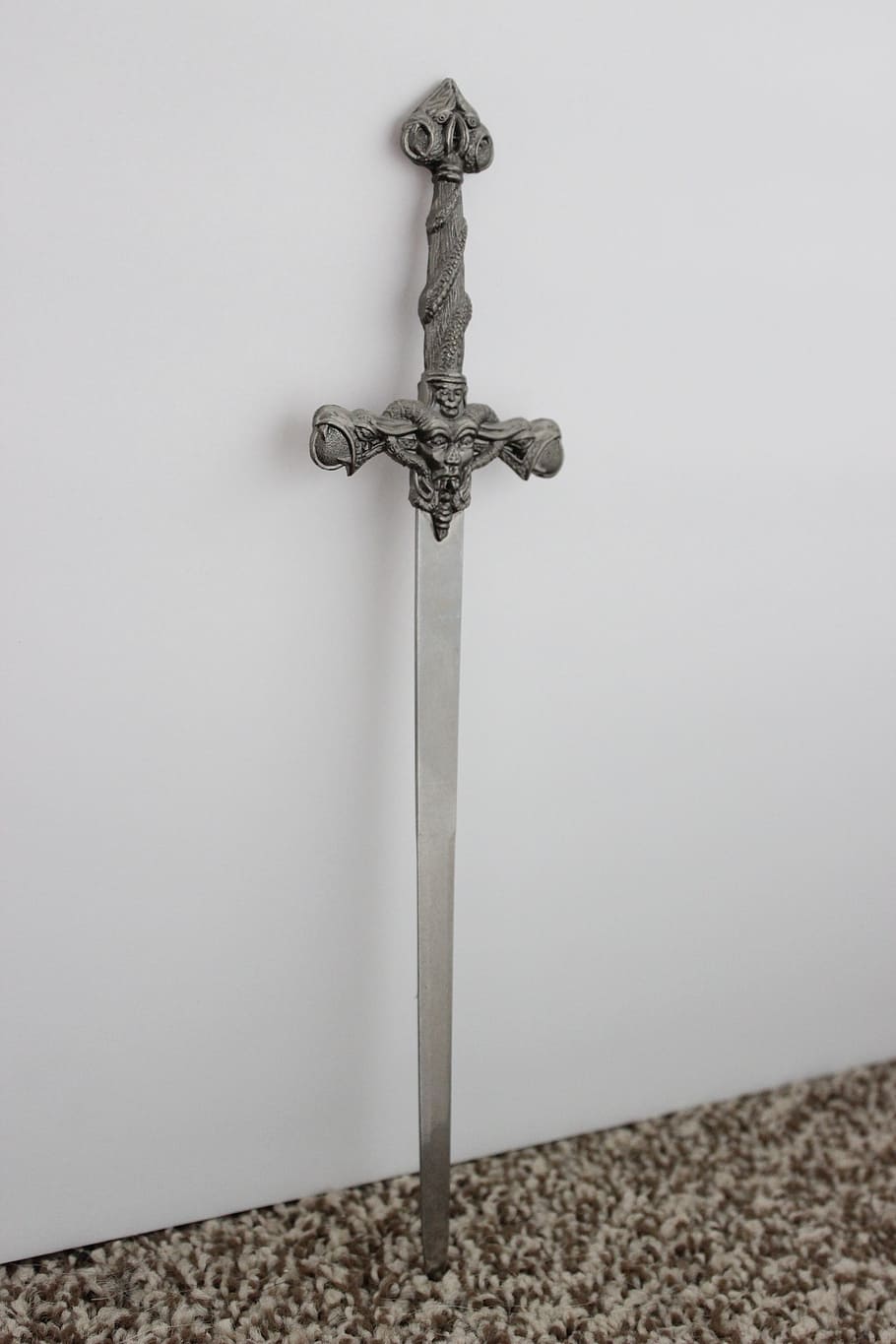 grey stainless steel sword near white concrete wall, dagger HD wallpaper