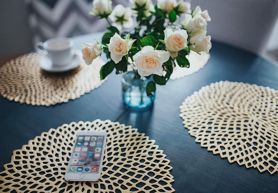 Round breakfast table with white flowers and golden coffee mats, HD wallpaper