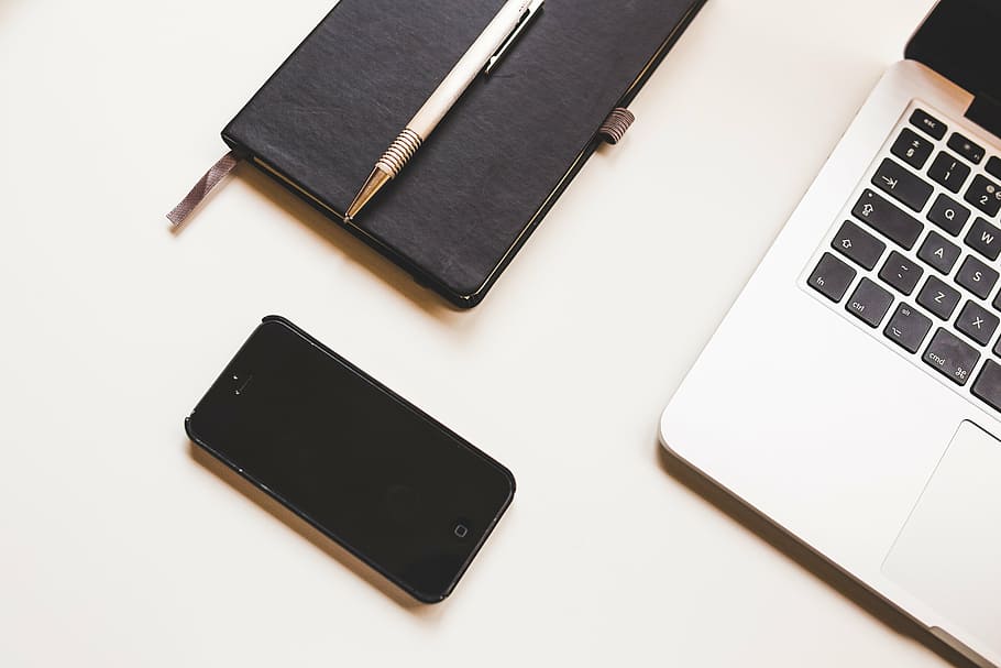 photo of black iPhone 5, apple, computer, desk, laptop, macbook HD wallpaper