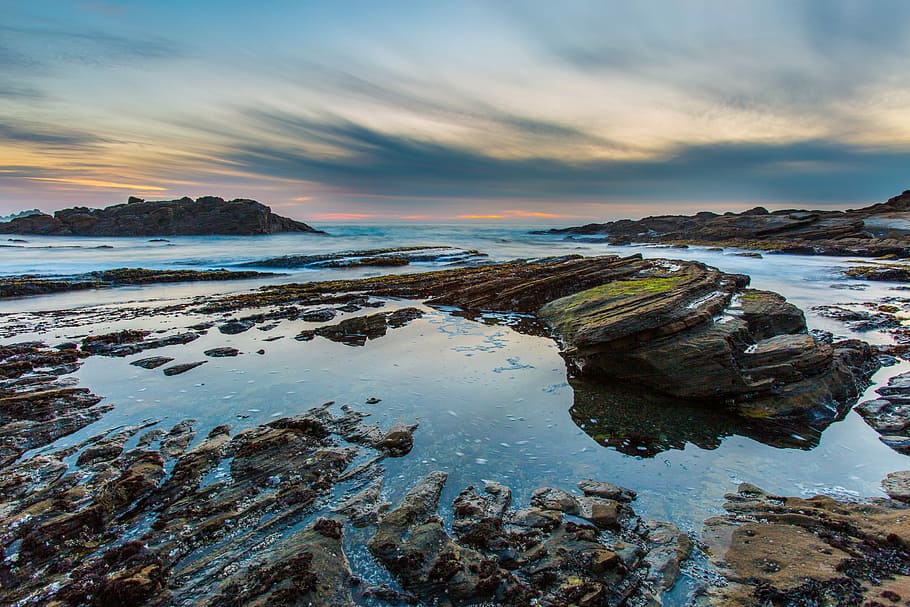 body of water over the horizon, panning photography of clouds above rocks on body of water HD wallpaper