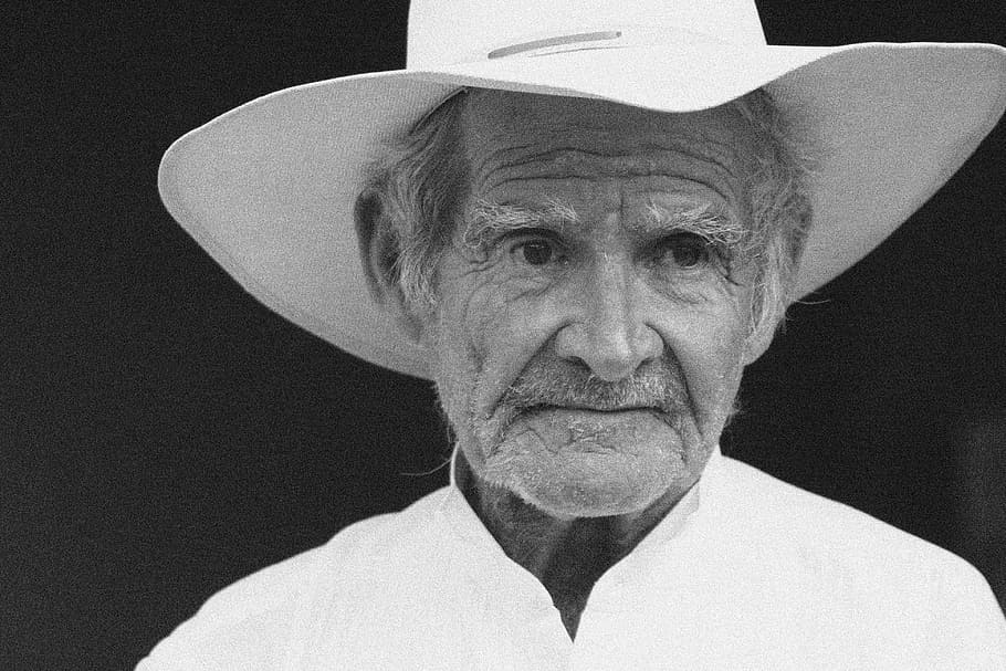 Old Man B&W, grayscale photography of man with hat, portrait HD wallpaper