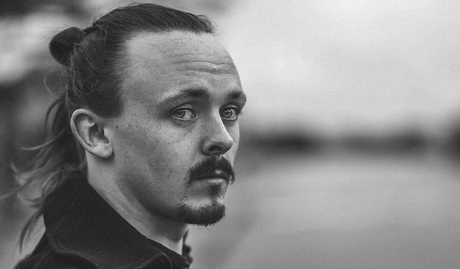 grayscale photo of man, grayscale photo of man wearing black shirt HD wallpaper