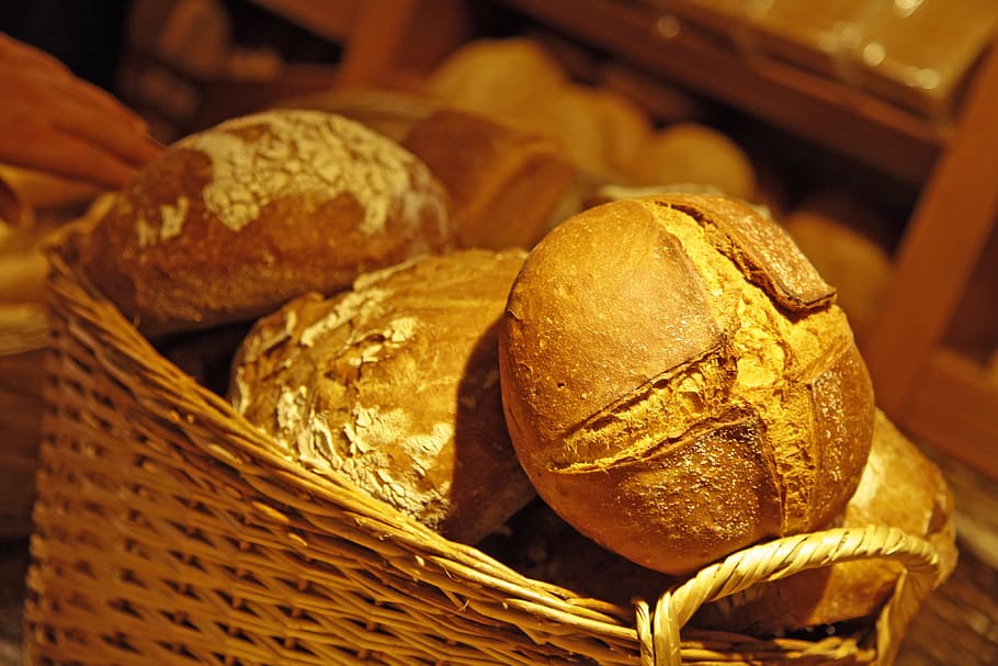 baked bread in brown wicker basket, bakery, village bread, food and drink HD wallpaper