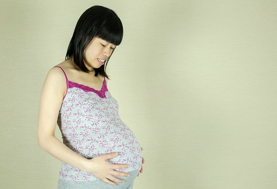pregnant woman in white and purple floral spaghetti strap top, HD wallpaper