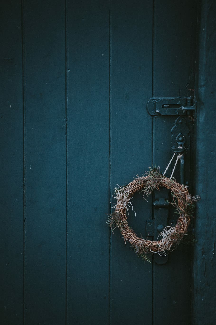 green door with wreath, brown twigs wreath hanging on door lever HD wallpaper