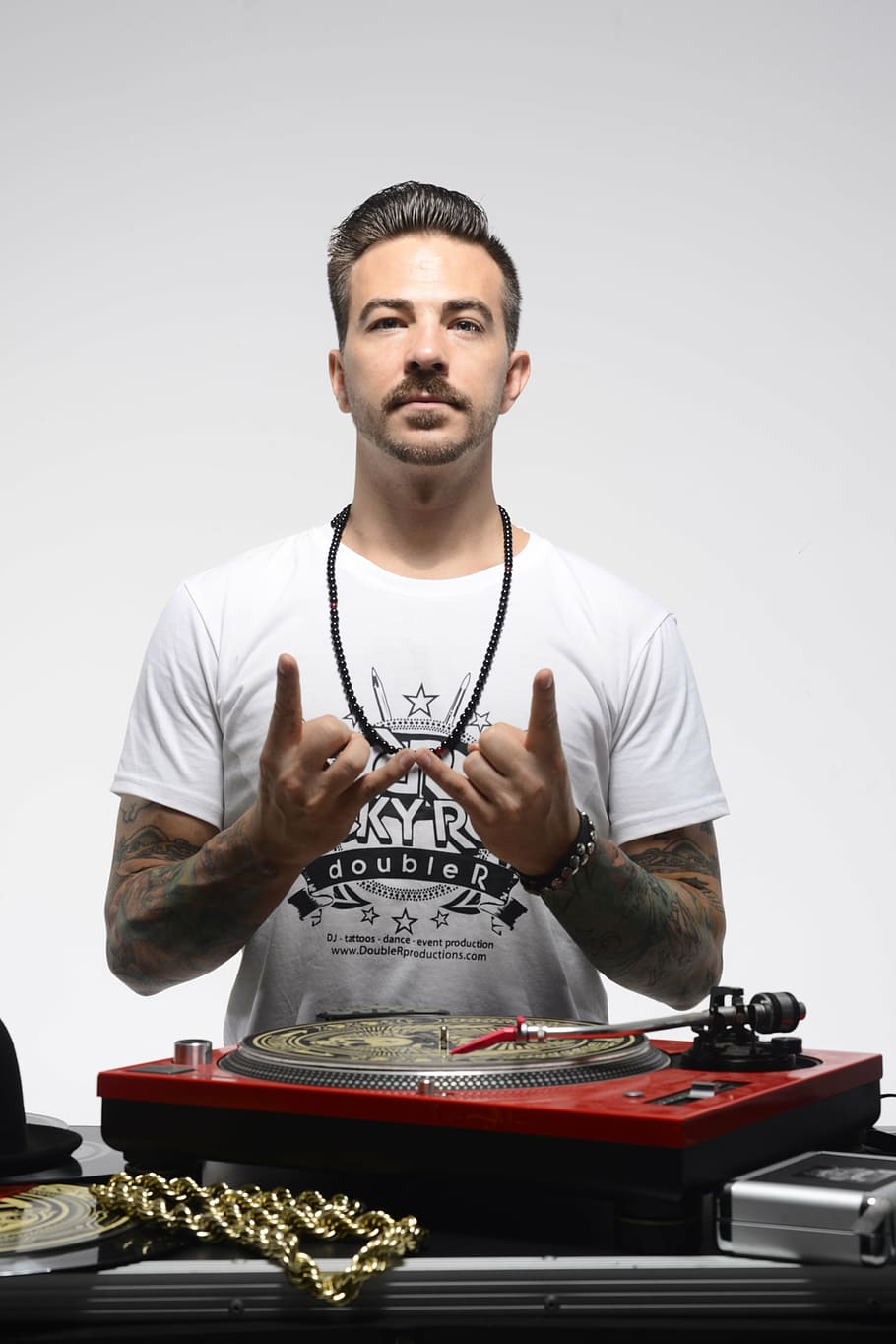 man in shirt shirt standing in front of red turntable, dj, scratch, HD wallpaper