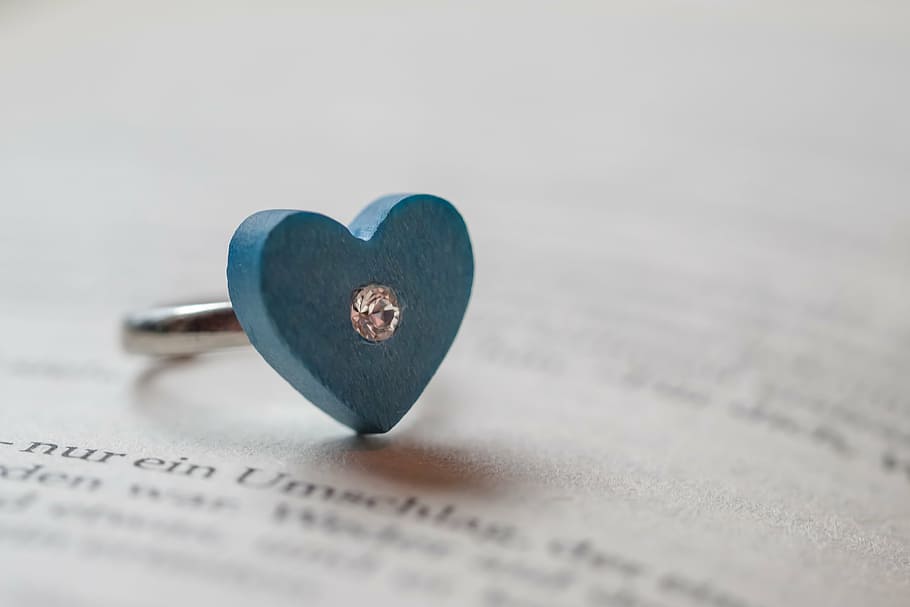 teal heart ring on selective focus photo, wedding ring, engagement HD wallpaper