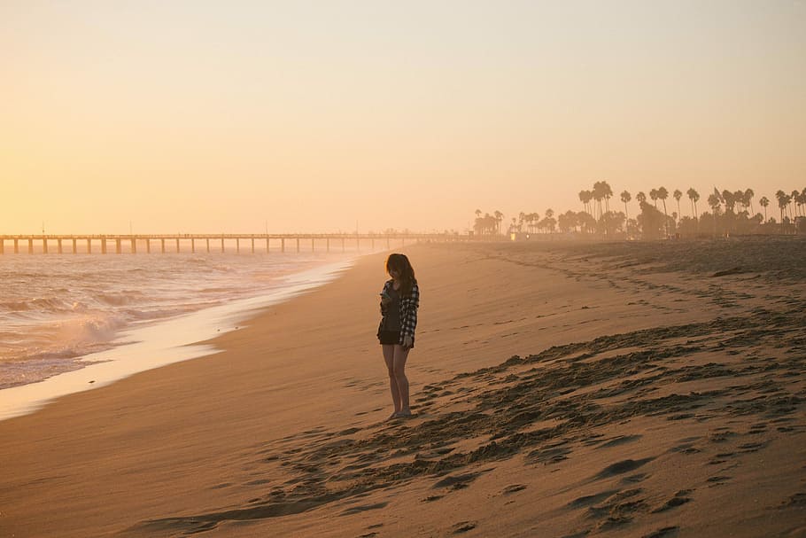 woman standing on seashore, woman standing in seashore, beach HD wallpaper