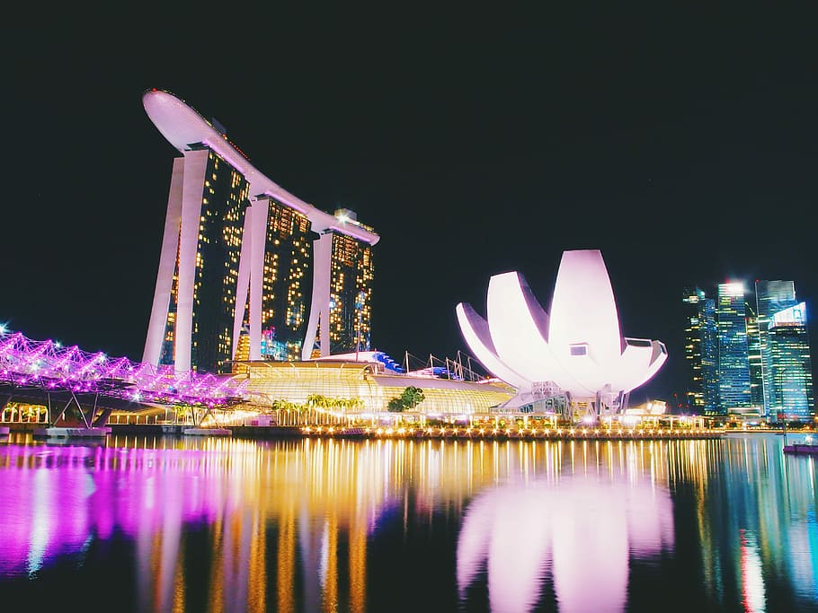 Marina Bay Singapore, concrete structures near body of water HD wallpaper