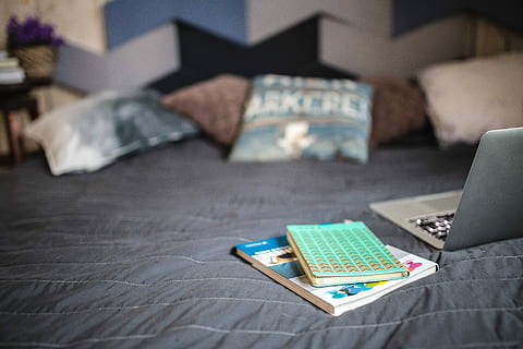 Laptop with books on a bed, computer, notebook, pillows, sheets HD wallpaper