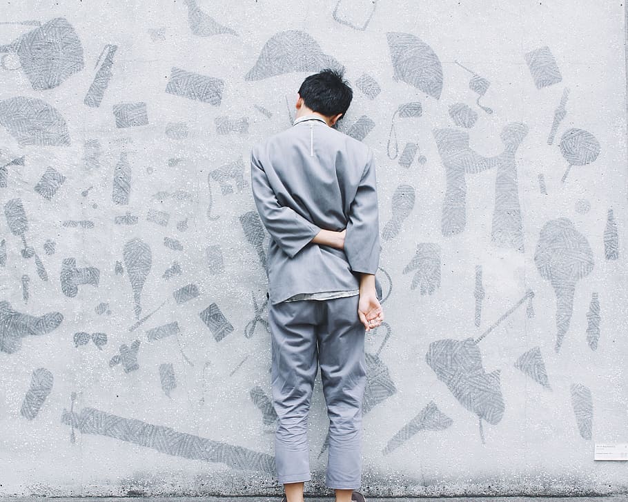 man standing in front of wall, man standing near white concrete wall HD wallpaper
