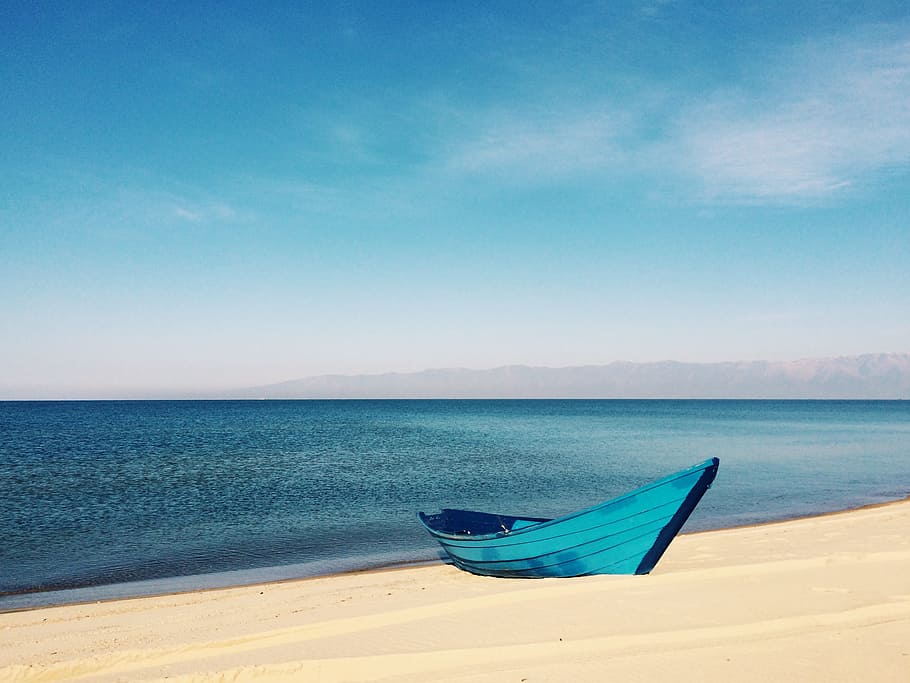 blue boat on sand near body of water during daytime, blue canoe boat on seashore near bodies of water HD wallpaper