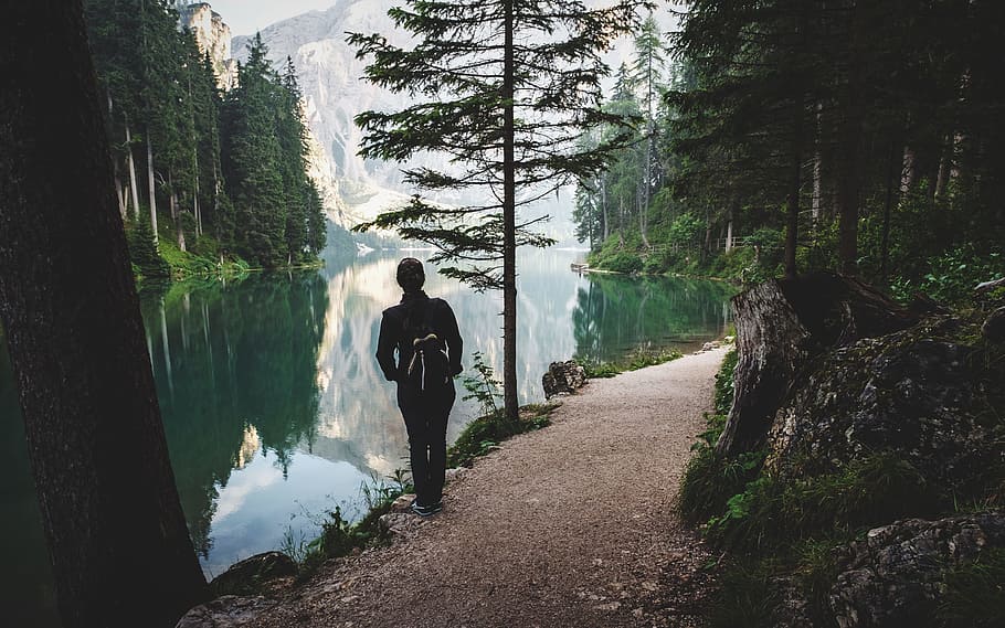 person stands near lake, person standing in front of lake during daytime HD wallpaper