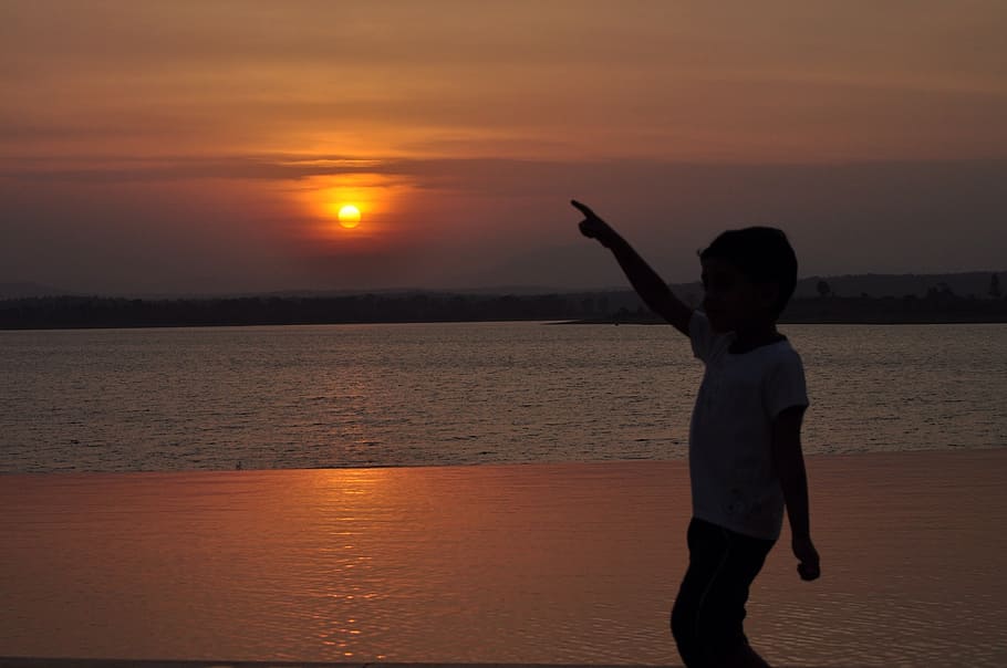silhouette of child near water, evening, goa, twilight, setting sun HD wallpaper