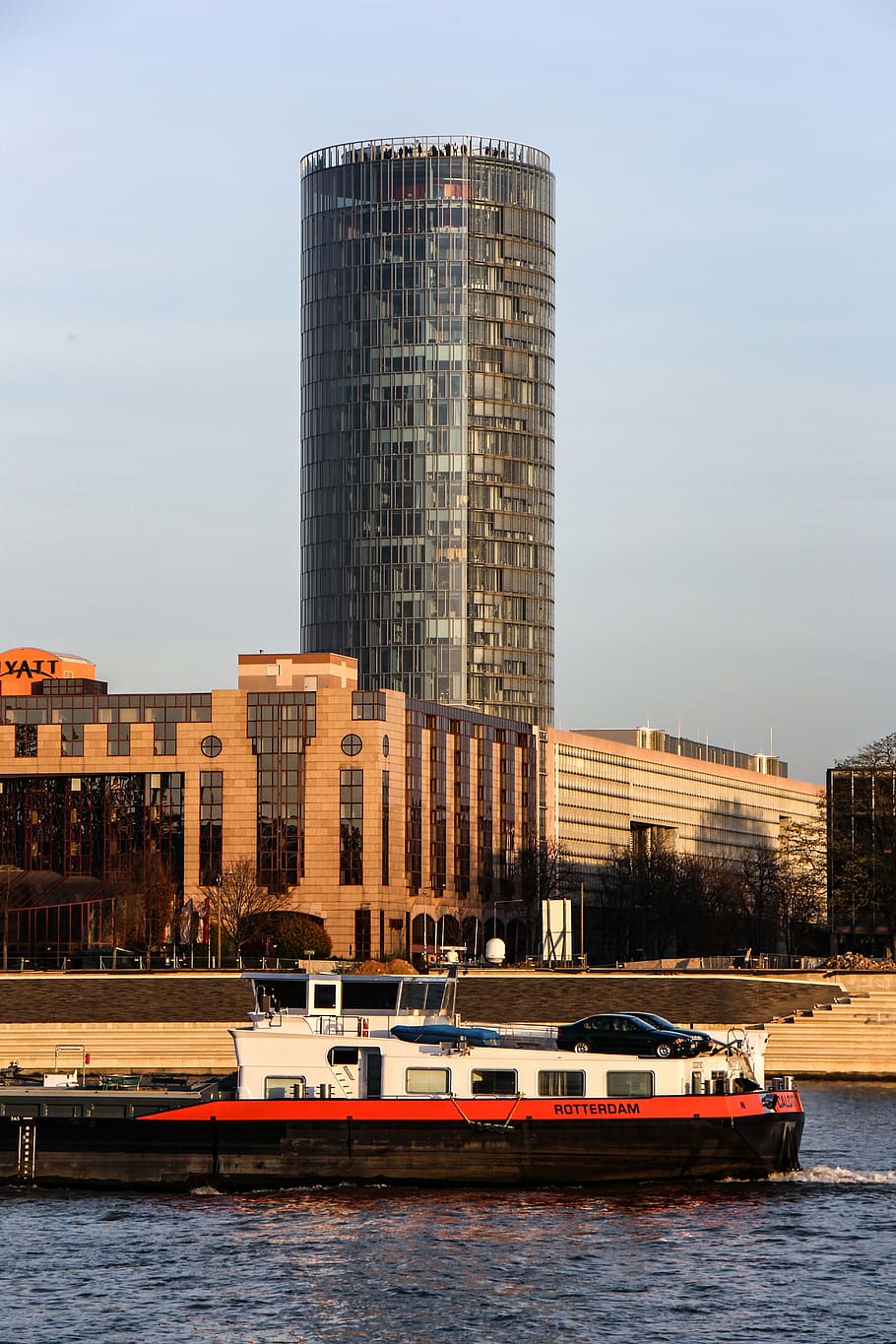 Ship tower. Москва 2 здания в виде корабля. Башня корабля. Судно Тауэр Райс. Корабль Рейн.