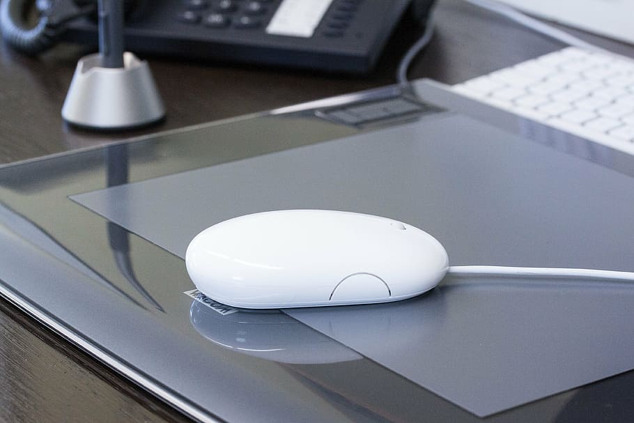 Apple Mighty Mouse on black surface, graphics tablet, keyboard HD wallpaper