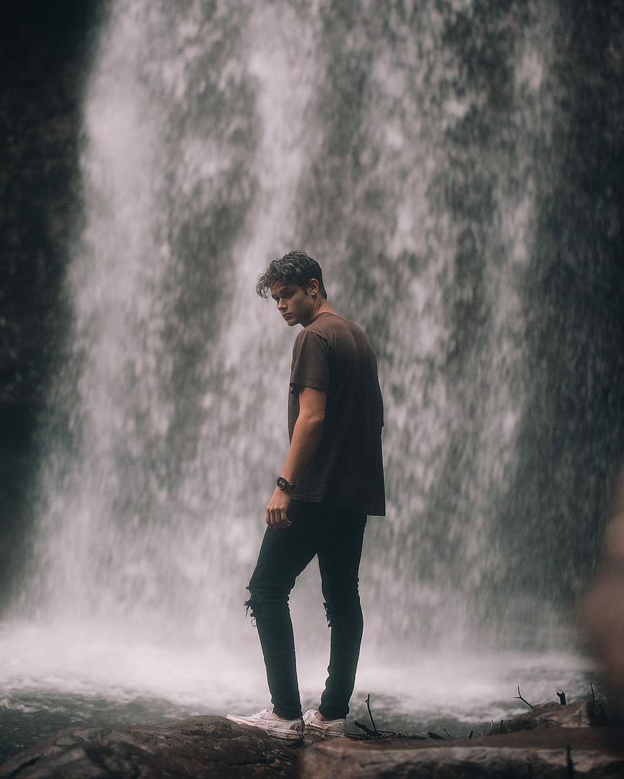 File:Model posing in front of waterfall.png - Wikipedia