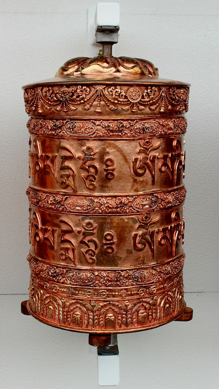buddhist wheel, copper, religious, prayer, symbol, worship HD wallpaper