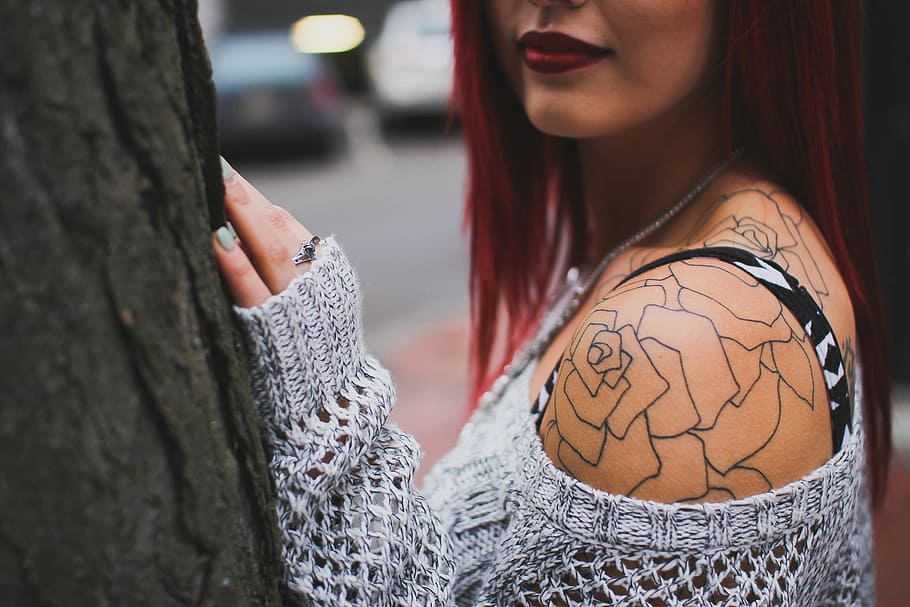 woman holding while standing on tree, closeup photography of woman in red lips wearing grey off-shoulder crochet sweater near road, HD wallpaper