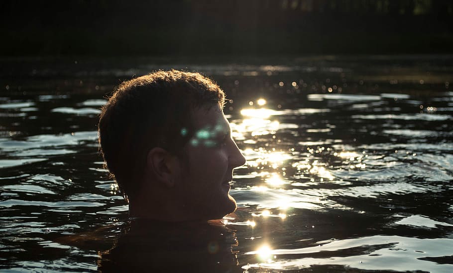 Man, Water, Sun, Summer, Vacation, evening, sunset, the glare HD wallpaper