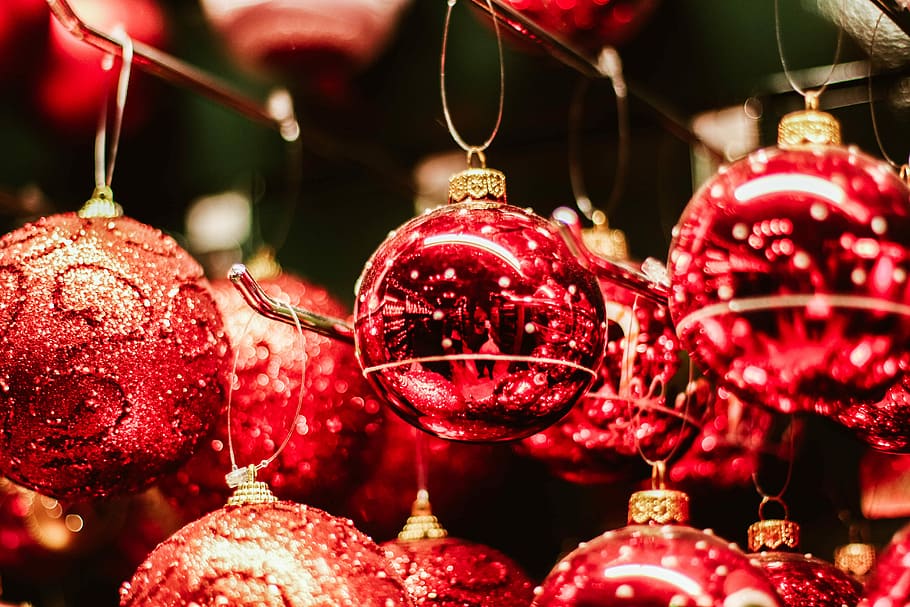 shallow focus photography of red baubles, red baubles hanged on rack HD wallpaper