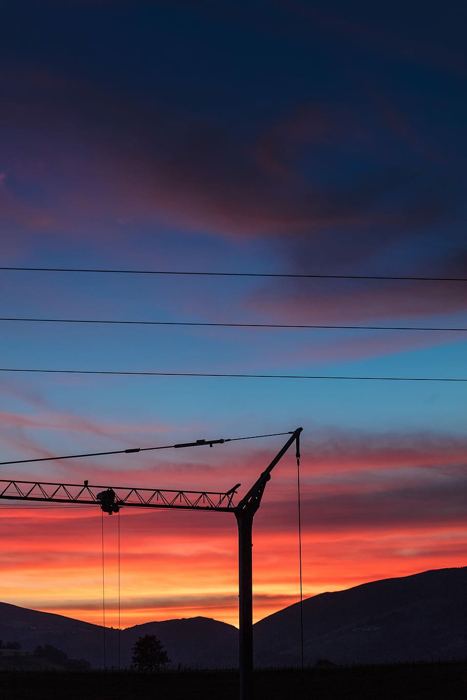 silhouette photo of electric post at golden hour, silhouette of metal post photo during golden hour HD wallpaper