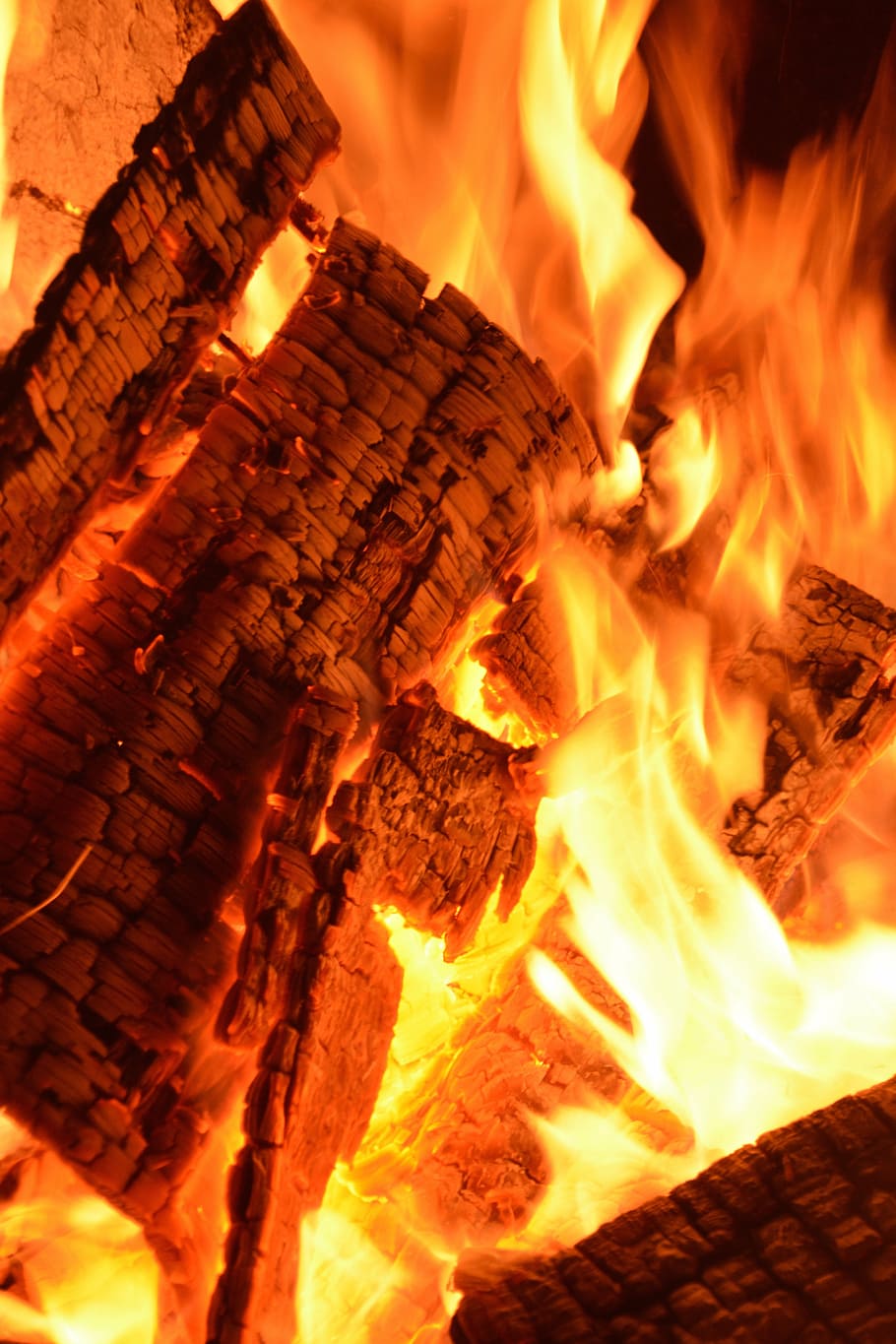 fire, heiss, embers, burn, hot, heat, campfire, wood fire, glowing HD wallpaper