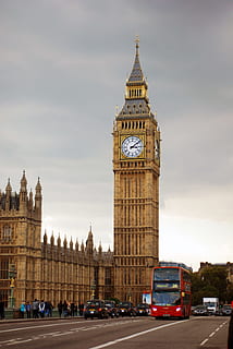 Big Ben Tower Near City Road With Bus and Cars Traveling Under Gray White Clouds HD wallpaper
