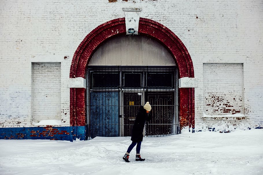 person walking on snow, architecture, building, infrastructure HD wallpaper