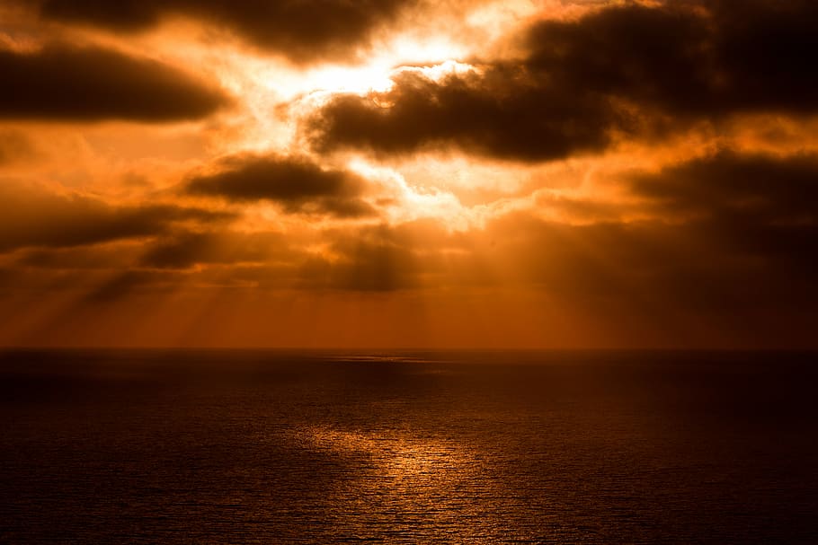 body of water and clouds during sunset, sunlight behind clouds over the sea HD wallpaper