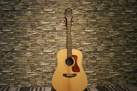 brown acoustic guitar leaning on wall, guitars, klampfe, tonkunst HD wallpaper