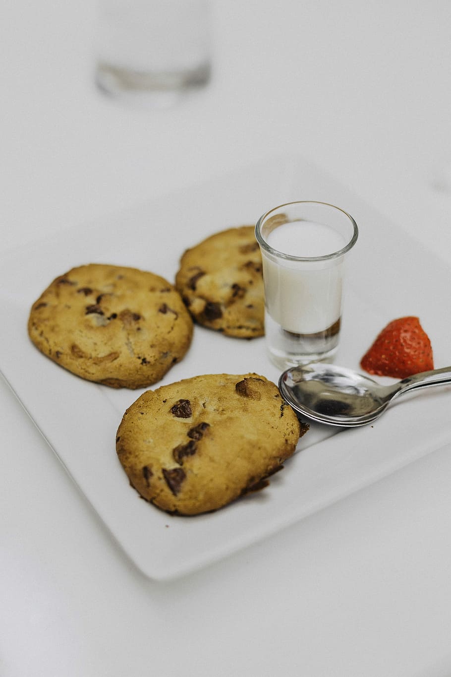 three baked cookies on plate, three cookies served on plate and glass filled with milk HD wallpaper