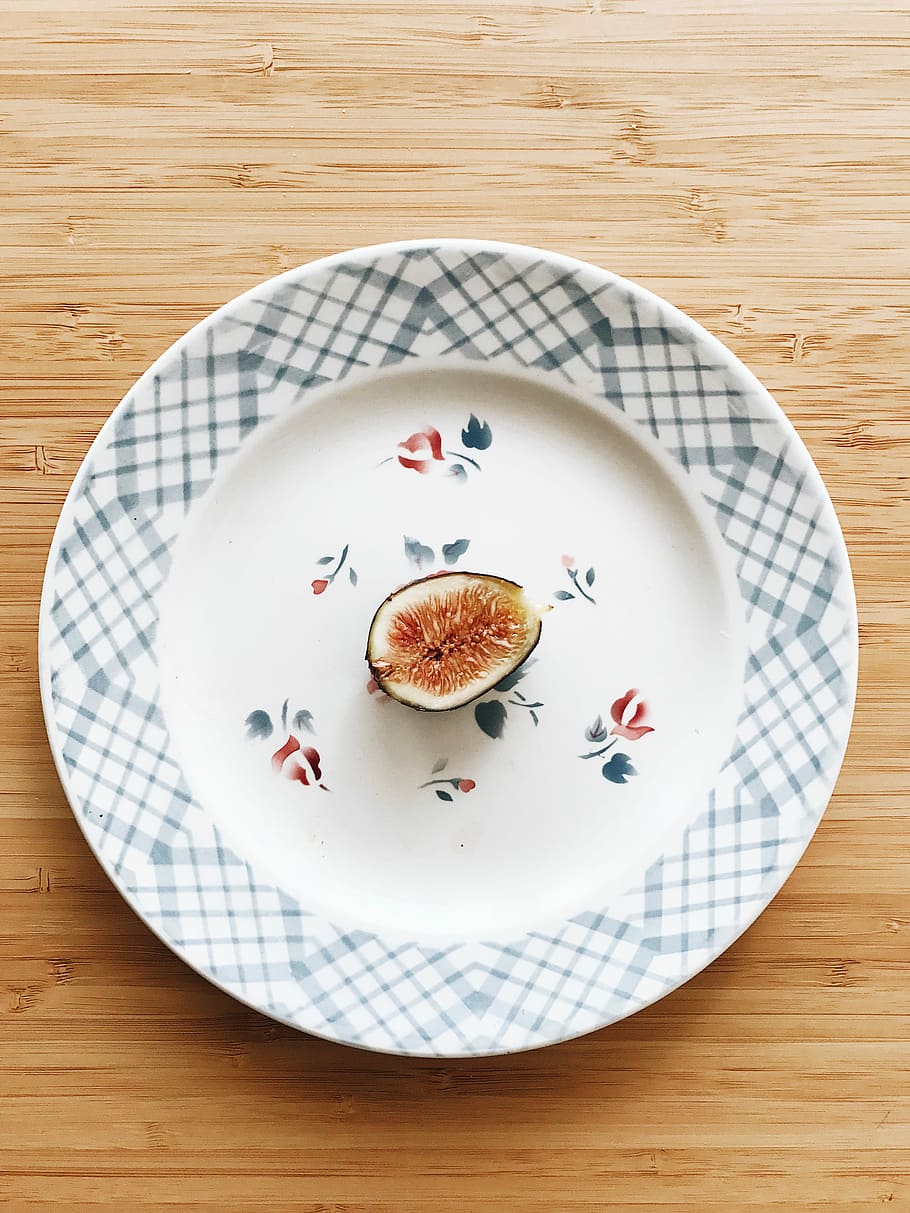 round white ceramic plate and fig fruit on top, sliced fig fruit on white ceramic plate HD wallpaper