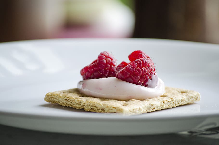 raspberries, cracker, dessert, snack, food, healthy, treat HD wallpaper