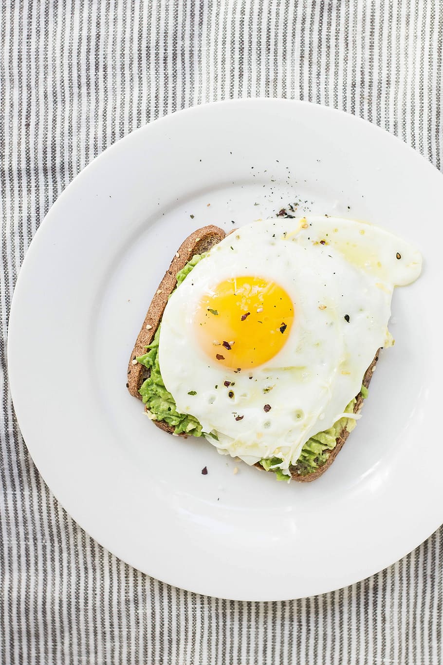 sunny side up egg, lettuce, bread on white ceramic plate, sunny-side egg on bread, HD wallpaper