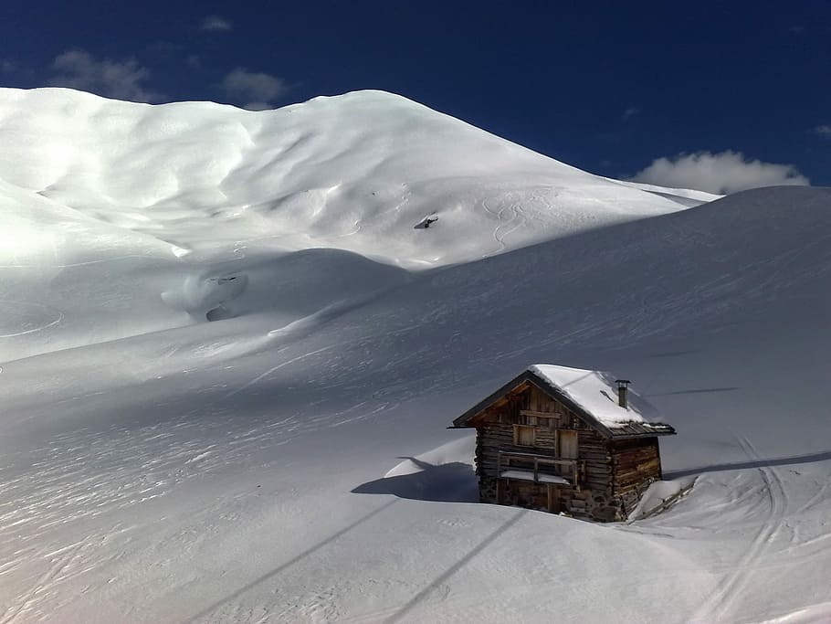 brown wooden house on the center of snow covered land, brown wooden house on snow HD wallpaper