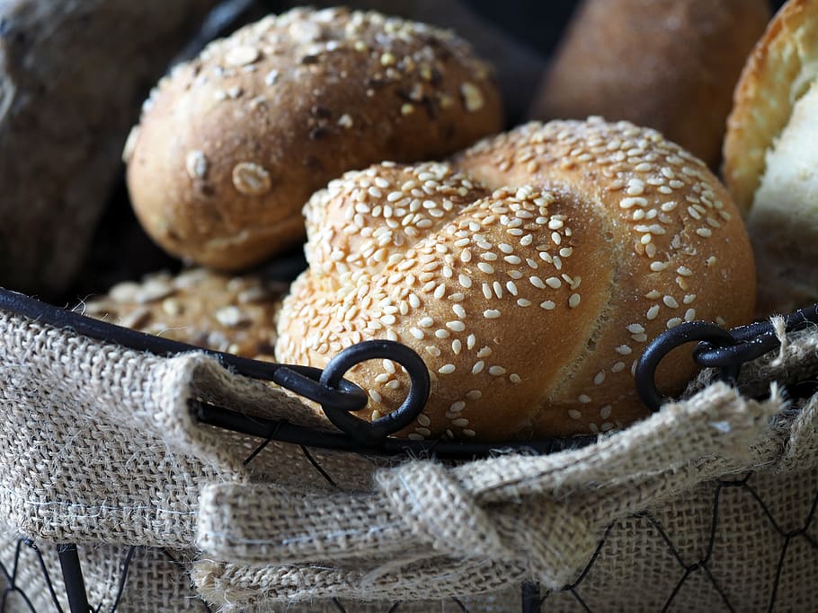 closeup photo of baked pastries with sesame seeds, bread, roll HD wallpaper