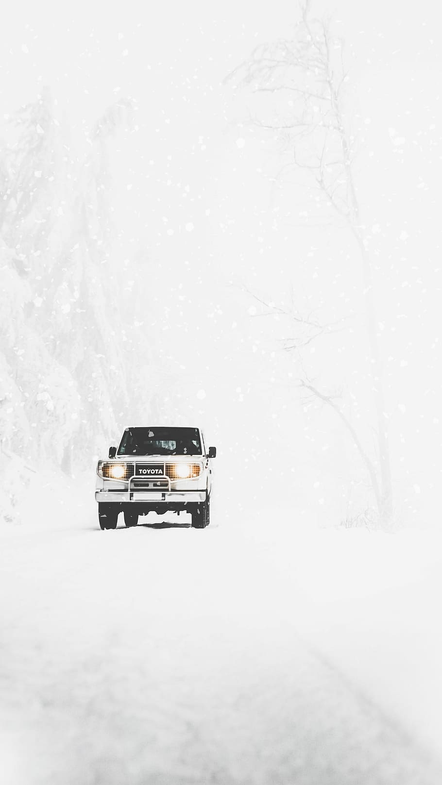 Toyota SUV covered with snow, white Toyota SUV on road during heavy snow weather condition at daytime HD wallpaper