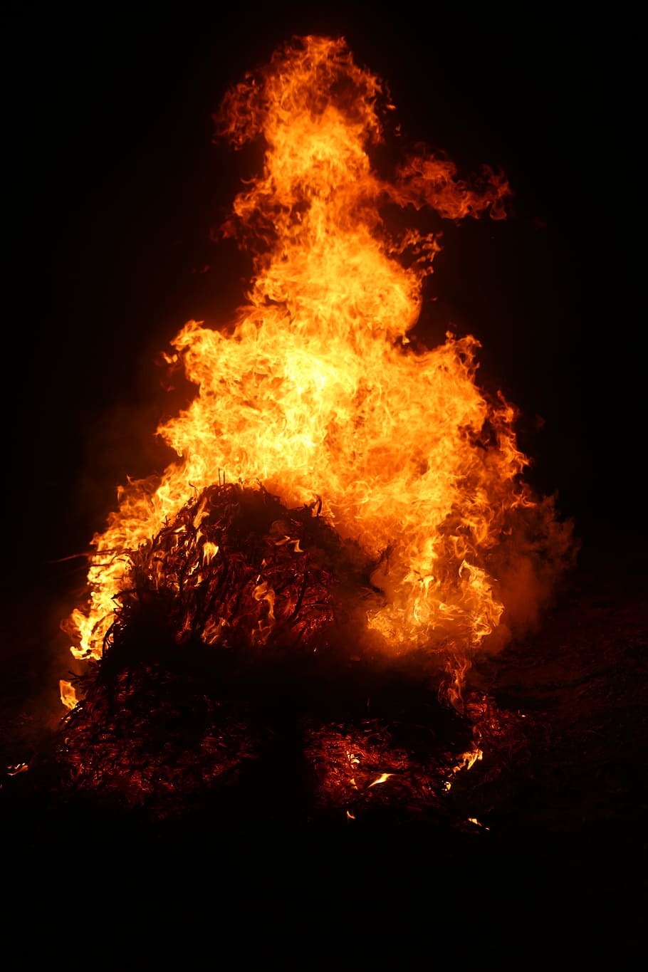 Flame is burning. Огонь и дым. Жара огонь. Взрыв пламя. Дым и пламя.