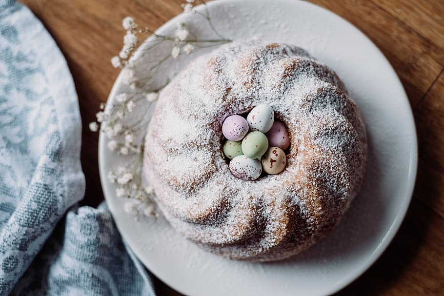 French curl doughnut, baked bread on white ceramic plate, egg HD wallpaper