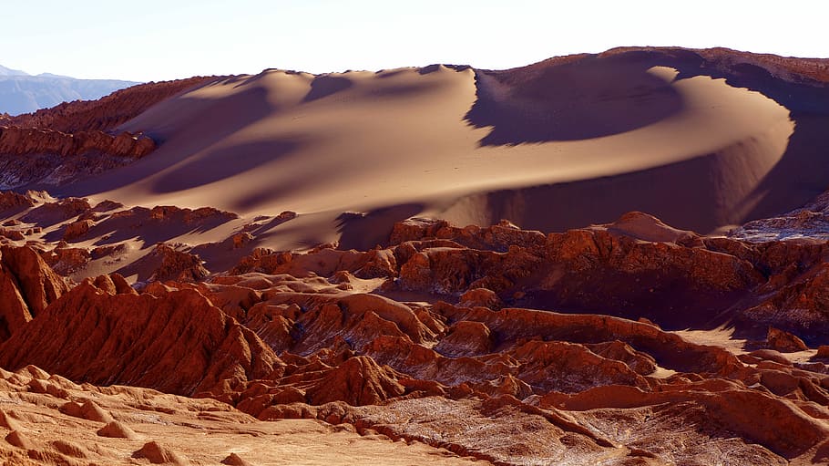 rock formation under white sky, brown desert at day time, mountain HD wallpaper