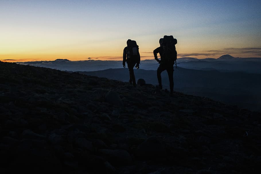 two people standing, sunset, silhouette, backpack, mountain HD wallpaper