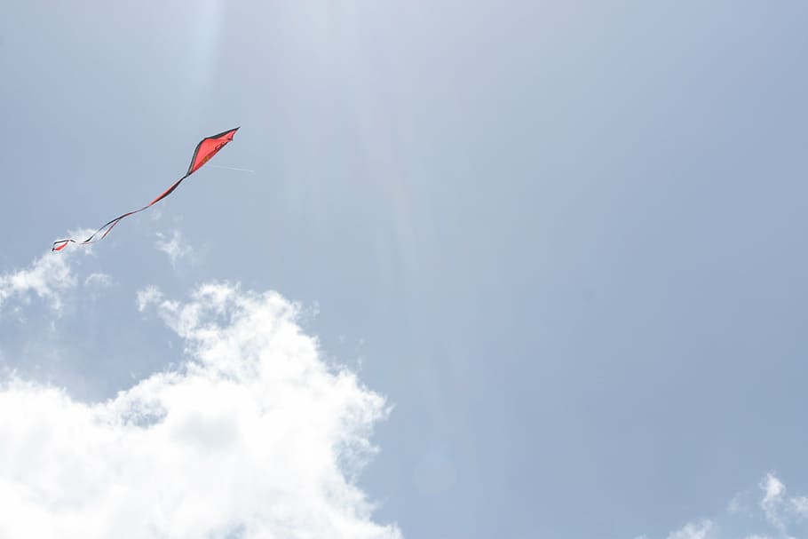 red kite on sky, summer, dom, wind, flying, blue, air, flag HD wallpaper
