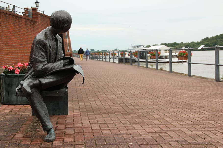 curious, man, look behind, see, watch, one person, real people HD wallpaper