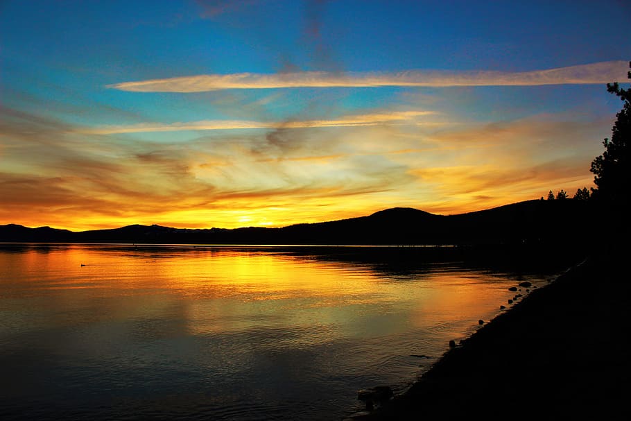 Large Body of Water during Sunset, backlit, beach, clouds, dawn HD wallpaper