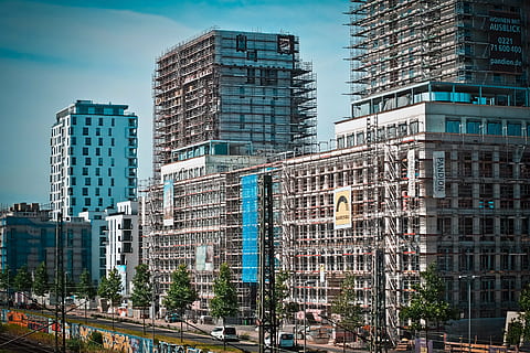 gray concrete buildings beside body of water at daytime, architecture HD wallpaper