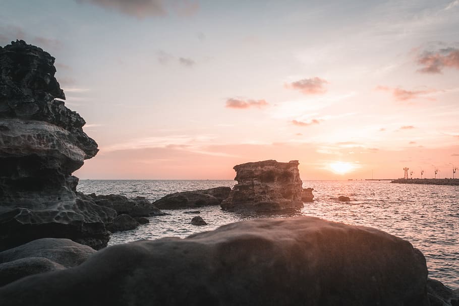 landscape photography of rocks in shore, sea, sunset, beach HD wallpaper