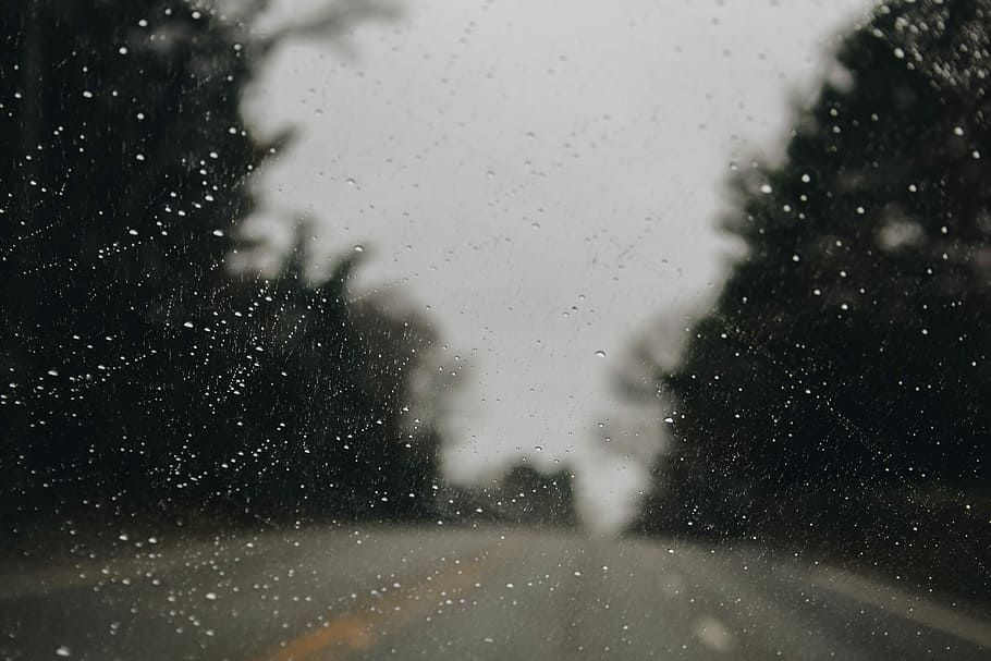 macrophotography of raindrops on glass panel, window, road HD wallpaper