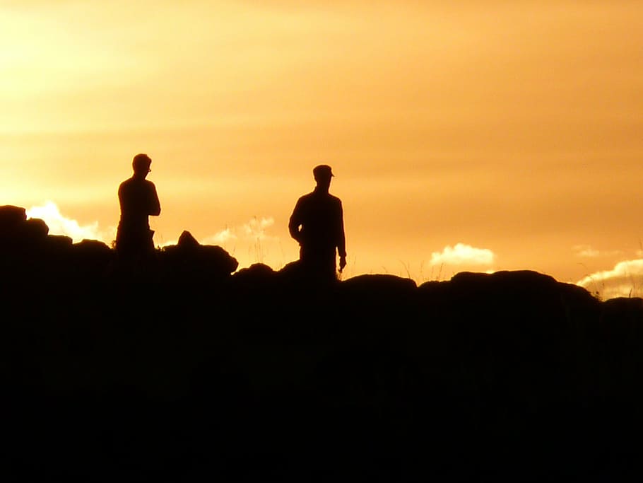 silhouette of two people on top of hill, human, skyline, back light HD wallpaper